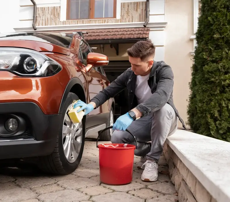 Lavage auto à domicile Balaruc-le-Vieux : professionnel intervenant sur un véhicule